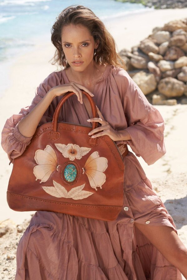 122b61fa75dca0c1b599efd5424104a3e75a3557d4c97bdcaddf46af45d90150.jpg Queen Monarch Bag Dark Tan